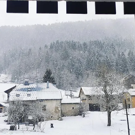 De Montagne Avec Balcon *